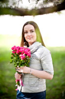 Фото девушки с букетом алых роз