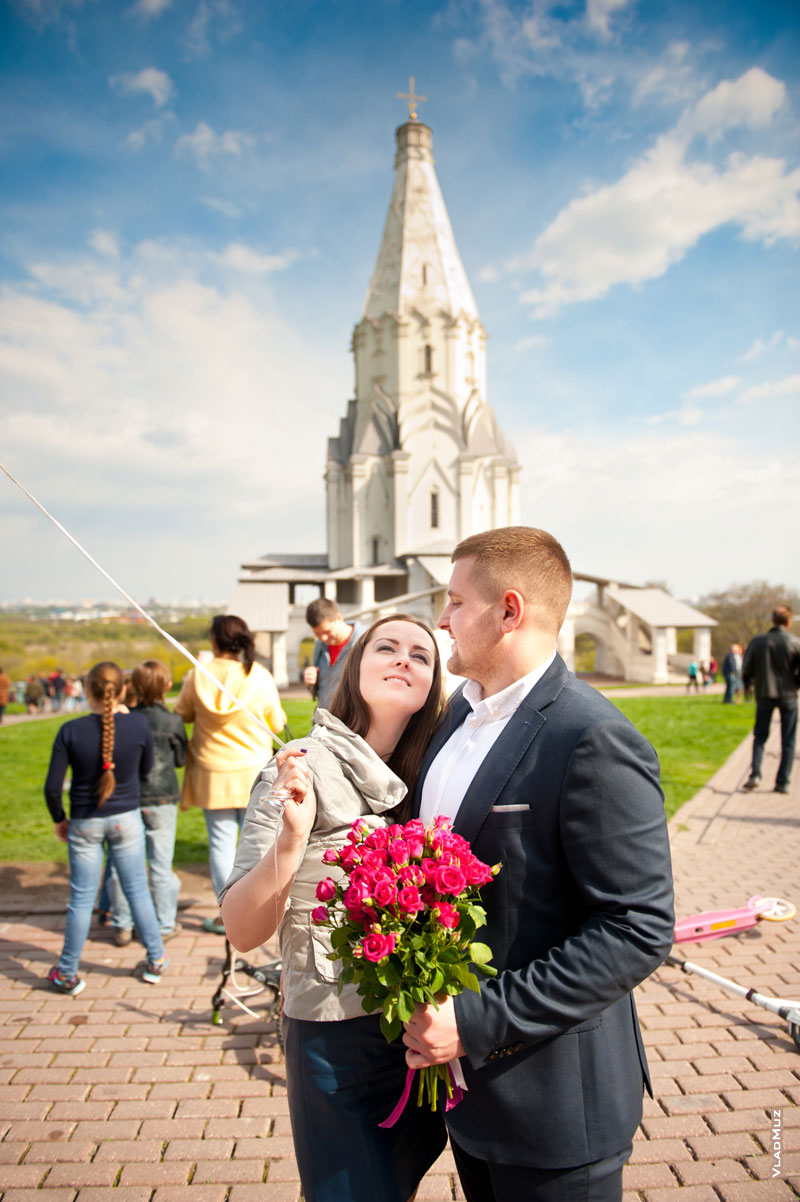 Романтическое фото девушки и мужчины на фоне храма Вознесения в Коломенском