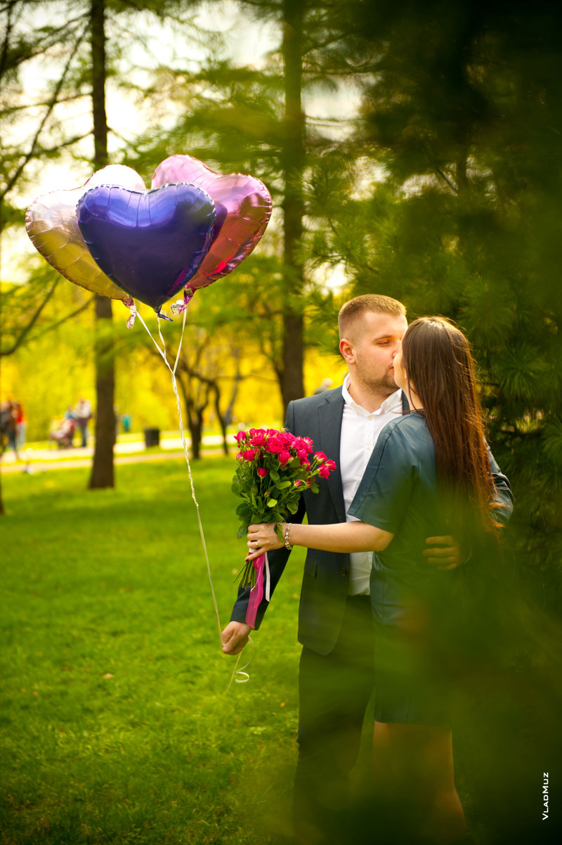 Фото поцелуя влюбленных в парке усадьбы Коломенское