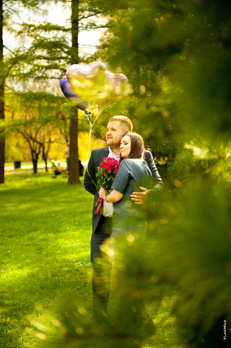 Романтическое фото мужчины и девушки в объятиях в парке усадьбы Коломенское