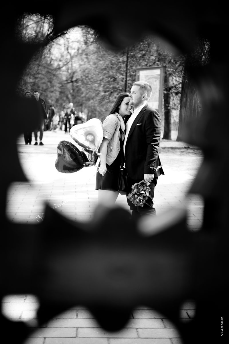 Финал фотосессии, как подглядывание: сквозь резные узоры Спасских ворот видно счастливую влюбленную пару