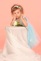 Фото маленькой девочки-модели в платье