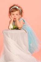 Задумчивое фото маленькой девочки в платье