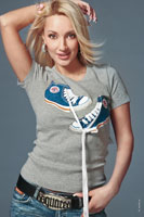 Студийное фото Леры Кудрявцевой в футболке с кедами