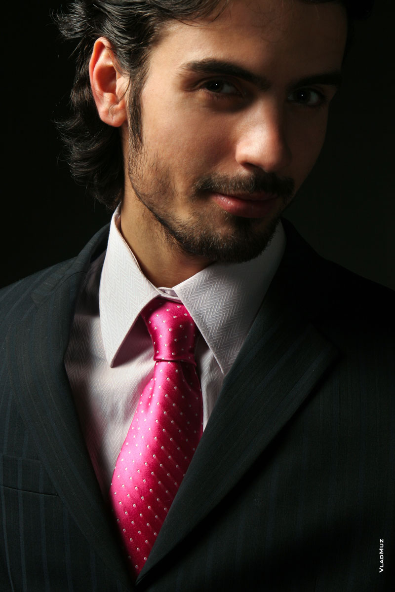 Модный фото портрет мужчины-модели в костюме с галстуком, крупный план лица
