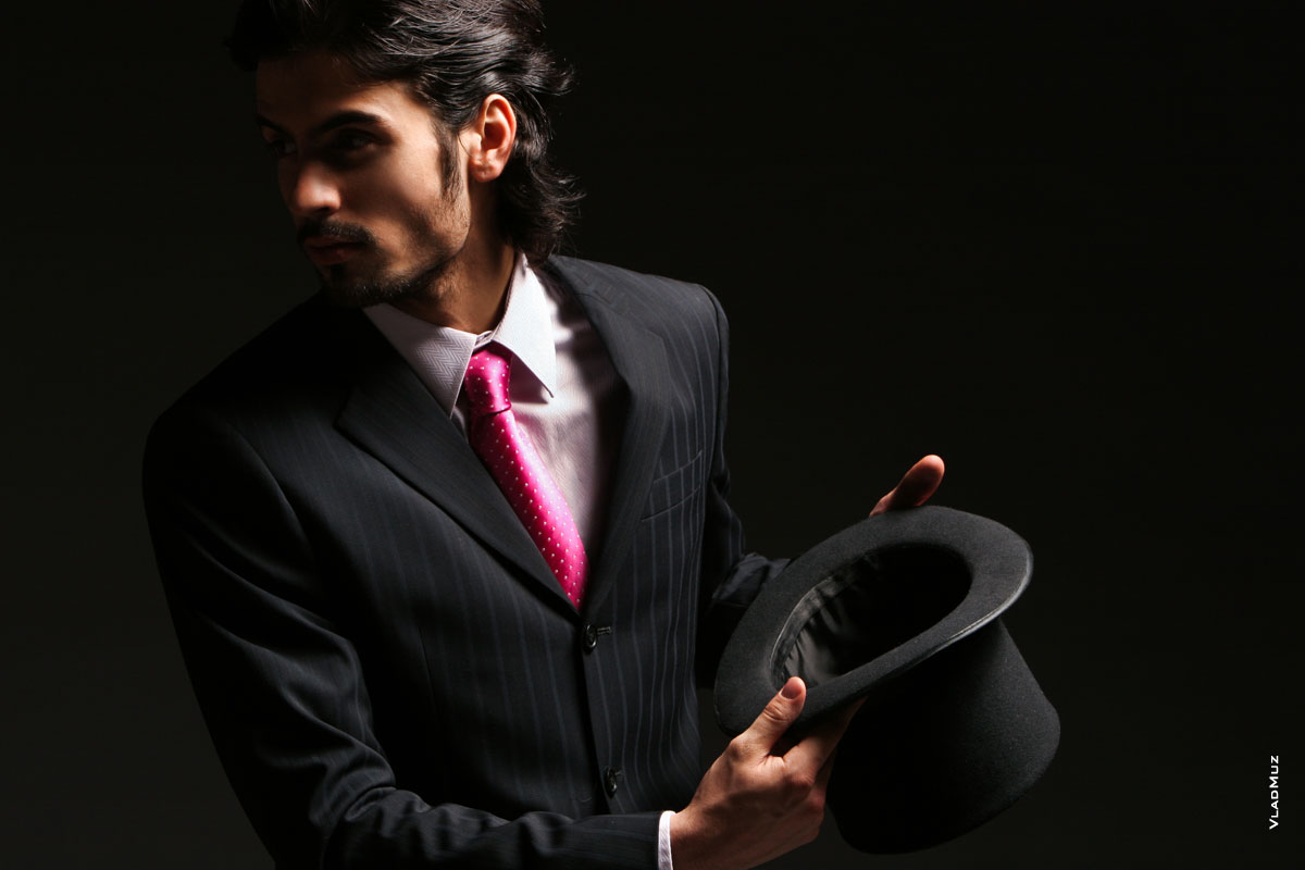 Руки в фотопортрете: студийное фото мужчины с головным убором (с цилиндром) в руках
