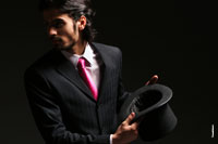 Фото мужчины модели в костюме с цилиндром в руках