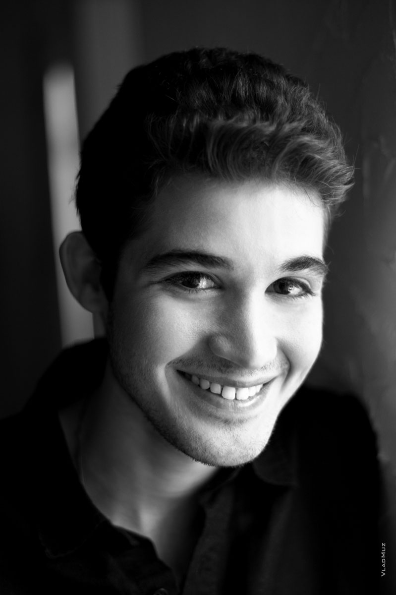Фотопортрет молодого мужчины-модели с улыбкой для портфолио