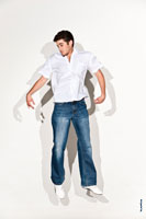 Фото мужчины в прыжке, странной позе в полный рост, в студии на белой циклораме