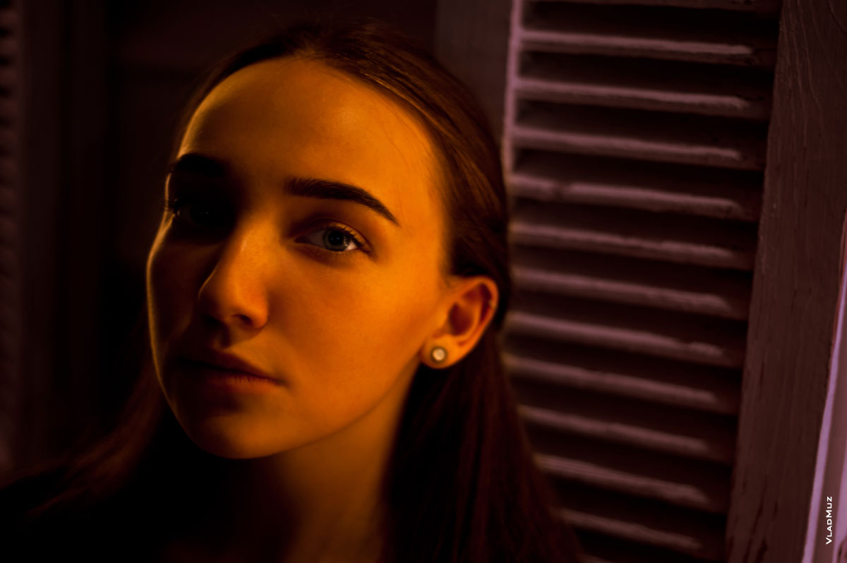 Фото лица девушки крупным планом с ночным светом