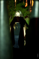 Абстрактное фото девушки с тенью на лице от балясин