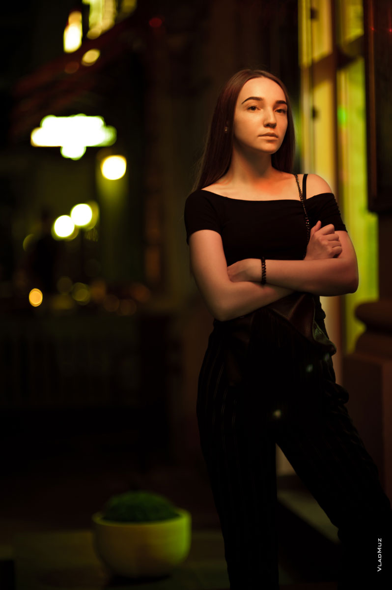 Фото девушки на улице Ростова-на-Дону на фоне ночных огней