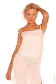 Поясной фотопортрет девушки-модели с рукой на белом фоне в белом платье