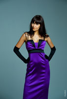 Фотография модели в фиолетовом платье на студийном фоне
