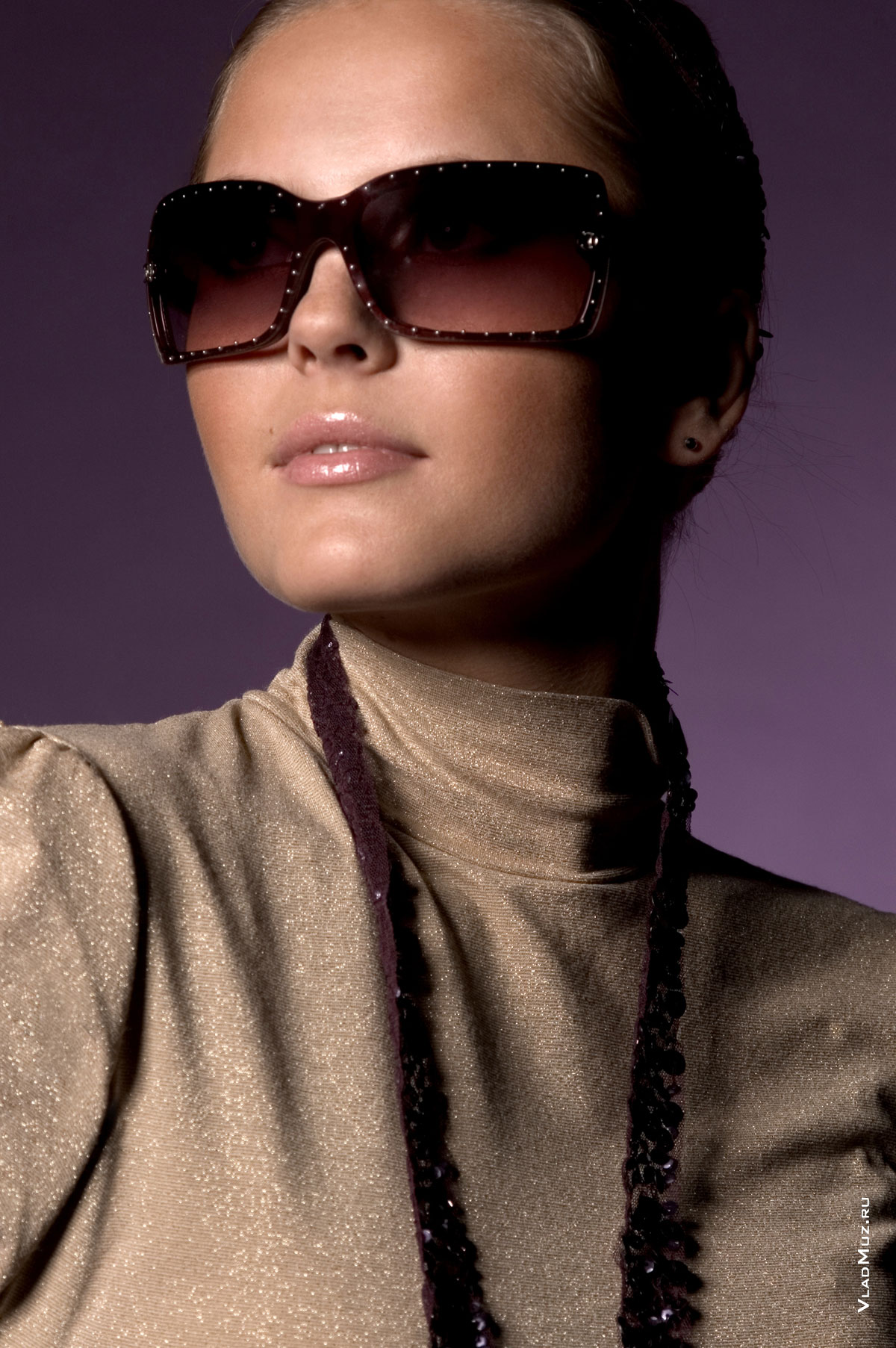Модный портрет девушки-модели в солнечных очках