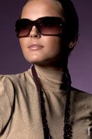 Модный портрет девушки-модели в солнечных очках (годится даже для рекламы)