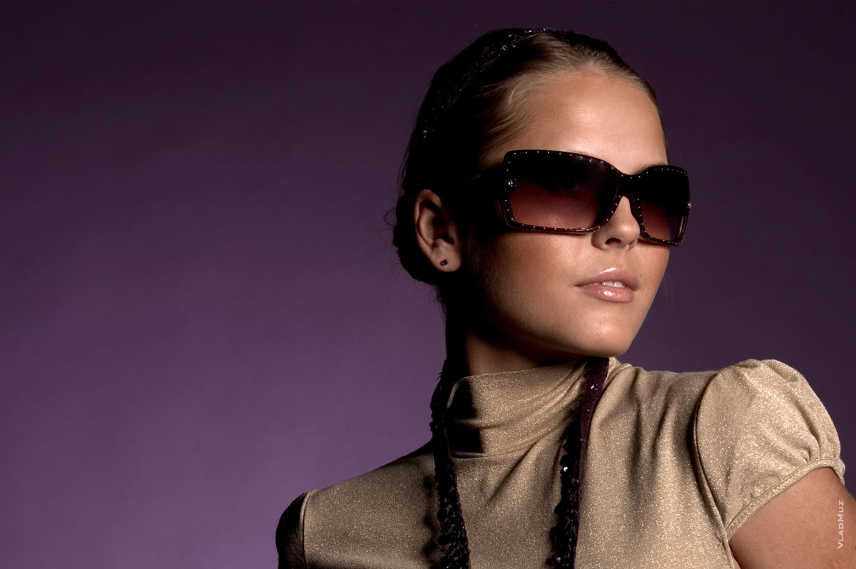 Модная фотография девушки-модели в солнечных очках из портфолио