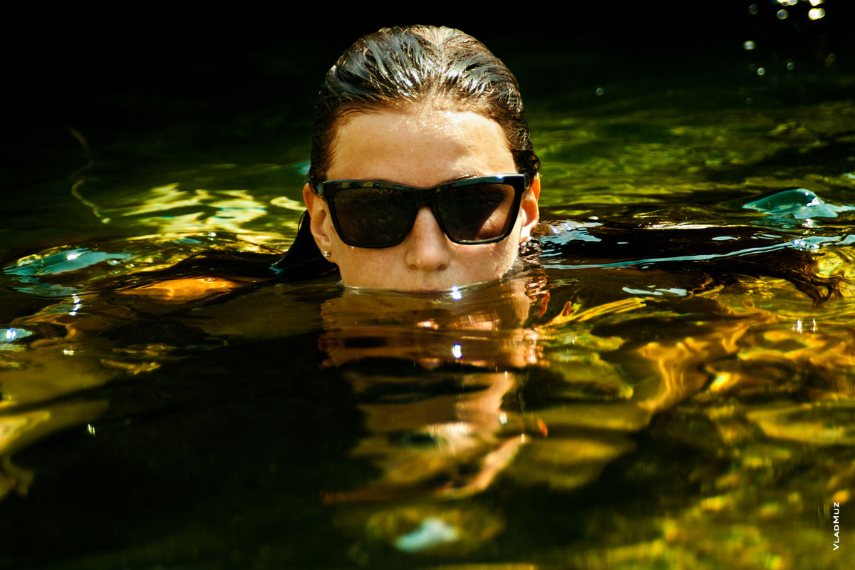Фото головы девушки в солнечных очках в морской воде