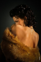 Художественный женский фото портрет со спины