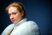 Горизонтальный фото портрет русской женщины в шубе, крупный план лица