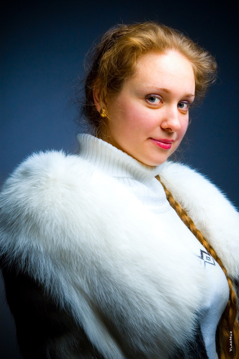 Художественный фотопортрет русской женщины в шубе, поясной план