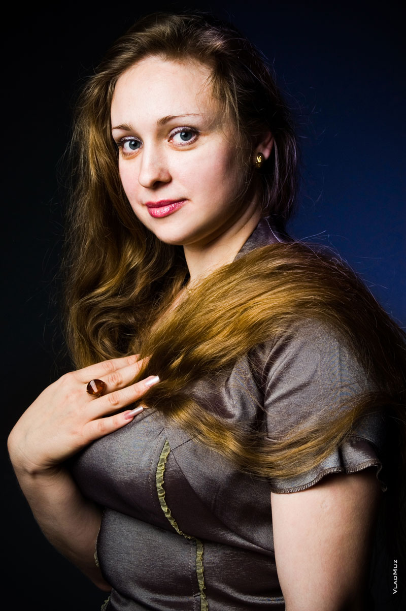 Классический художественный женский фотопортрет с рукой на груди