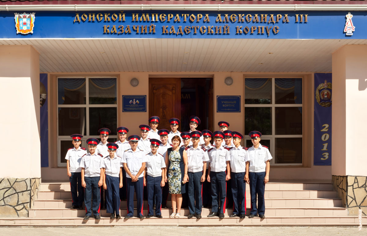 Еще одно групповое фото кадет перед учебным корпусом в Новочеркасске