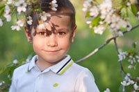 Красивое фото мальчика в цветущем весеннем саду