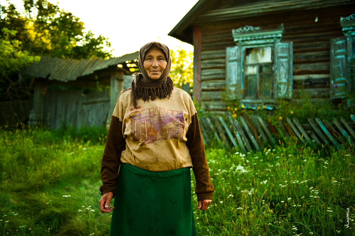 Жанровый фотопортрет деревенской женщины в Белоруссии