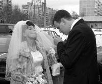 Жанровый свадебный фотопортрет курящей невесты, затягивающей сигарету у ЗАГСа