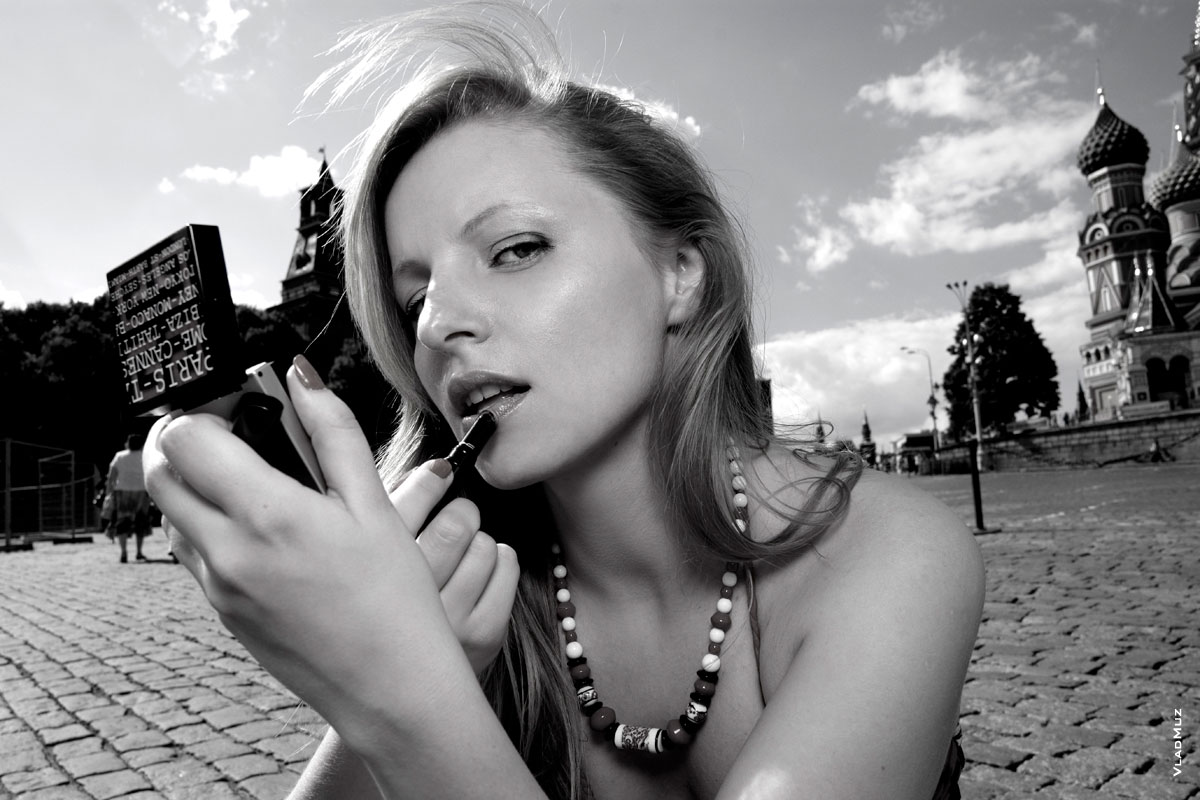 Жанровый фотопортрет девушки с косметичкой на Красной площади в Москве