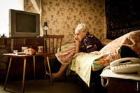 Фотопортрет бабушки в задумчивой позе на диване