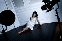 Фотопортрет девушки на полу в фотостудии — это конец и финиш гламурной фотосессии