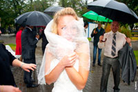 Жанровое фото замерзшей и мокрой невесты