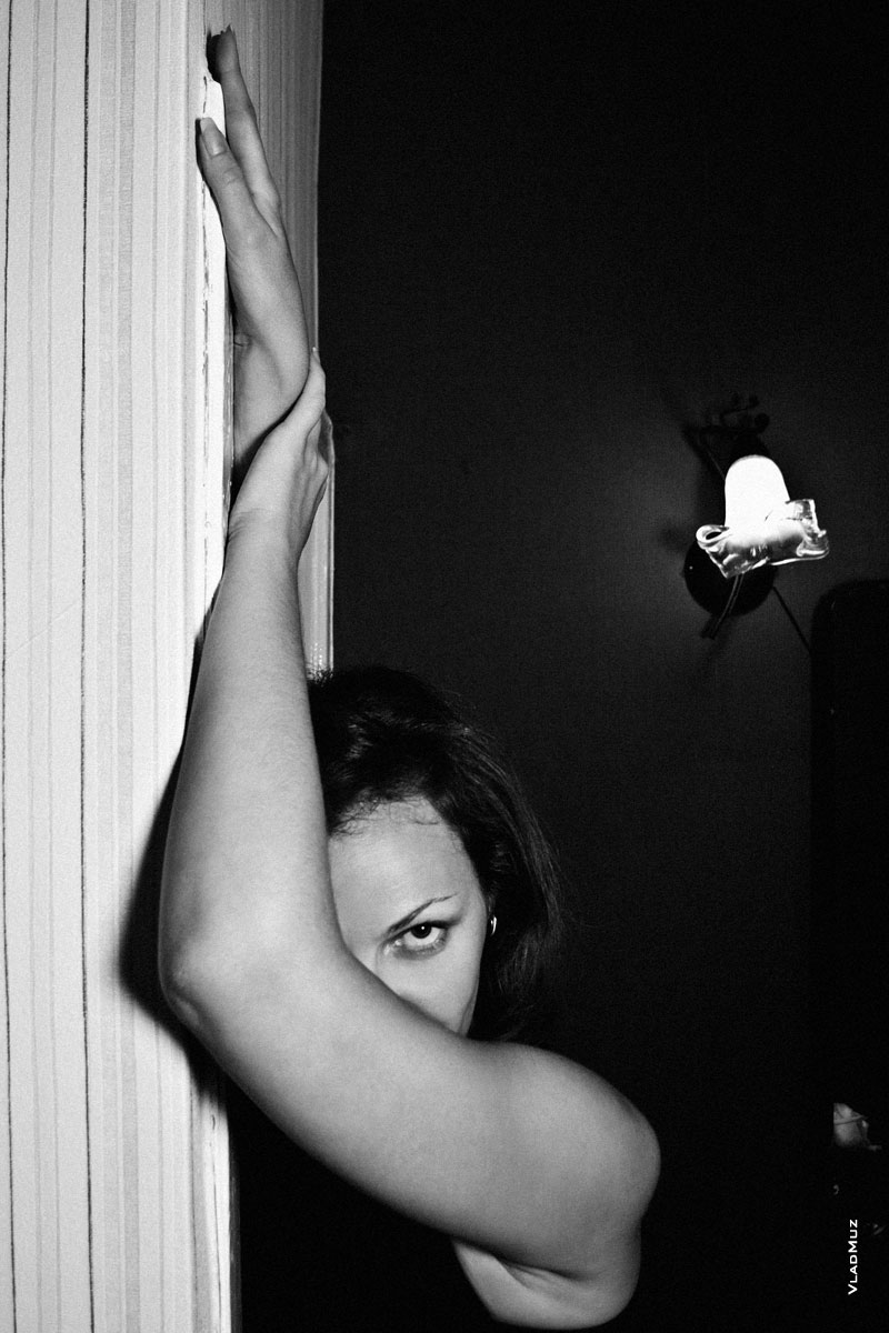 Черно-белый женский жанровый фотопортрет с руками, закрывающими лицо, и особенный взгляд девушки