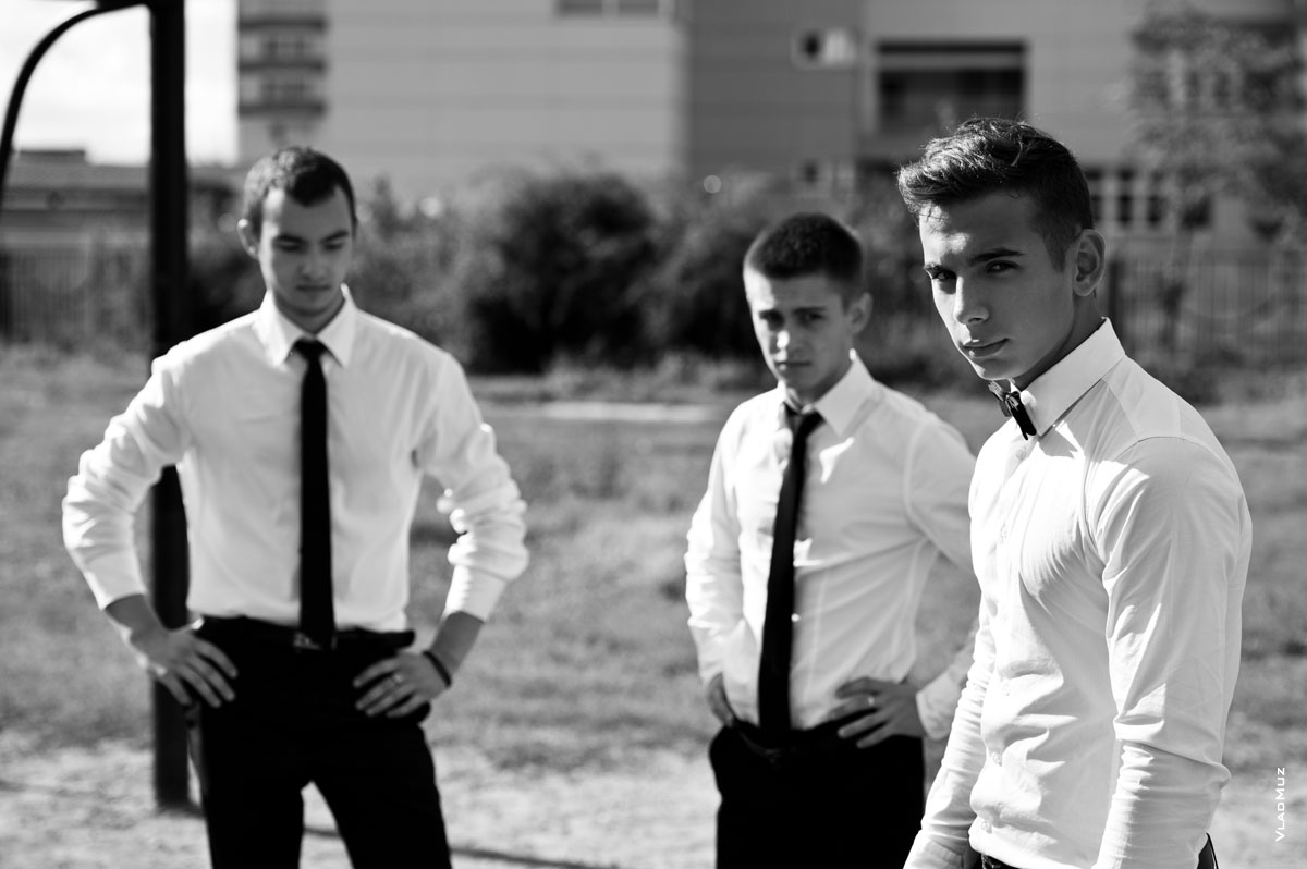 Жанровое фото 3-х молодых мужчин в белых рубашках с галстуками
