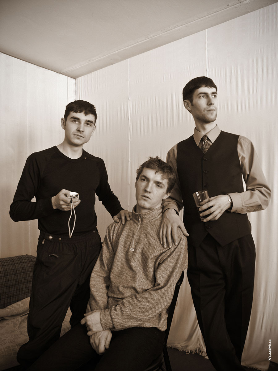 «Тройка»: групповой жанровый портрет 3-х мужчин в комнате
