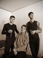 «Тройка»: групповой жанровый портрет 3-х мужчин в комнате