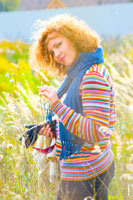 Фотопортрет девушки в ярком цветном свитере на фоне осеннего пейзажа