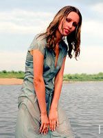 Фотография девушки-модели в мокром платье, стоящей в воде