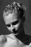 Модный черно-белый фотопортрет девушки-модели с верхним солнечным светом и тенями на глазах