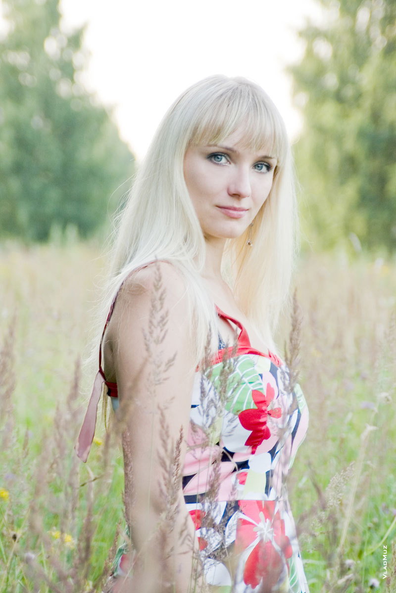 Фотопортрет девушки-блондинки летом на природе