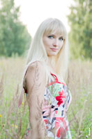 Фотопортрет девушки-блондинки на фоне летнего пейзажа