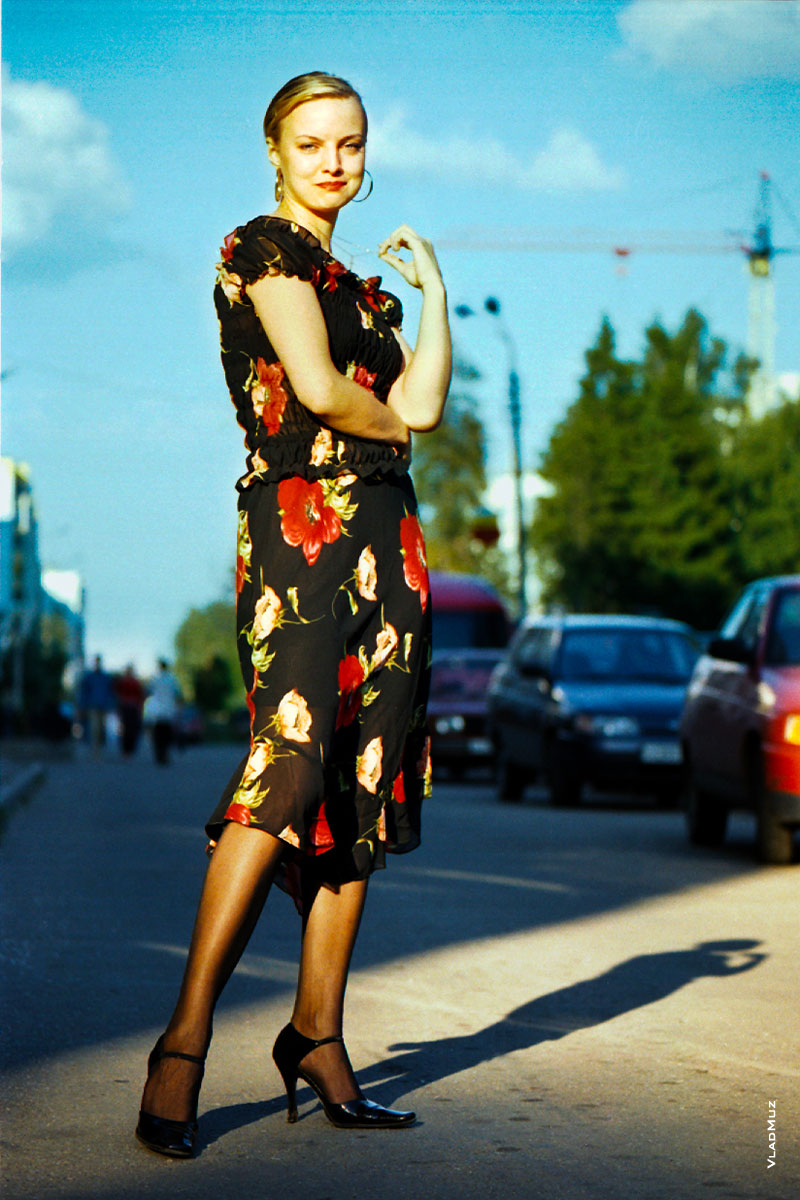 Фотопортрет девушки в летнем платье на улице в городе