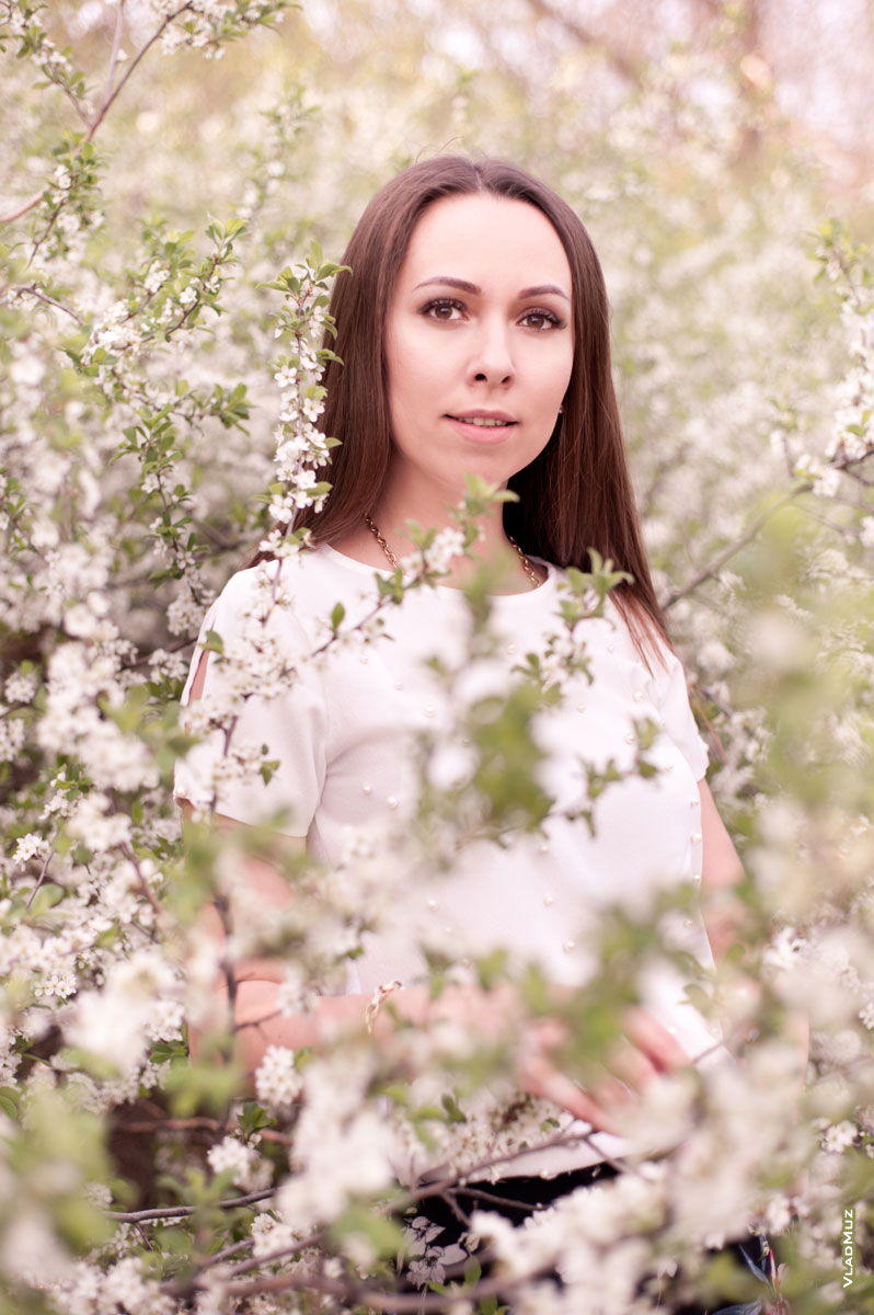 Весенний фотопортрет девушки в цветущем саду в светлых тонах
