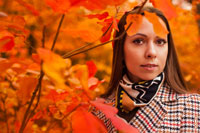 Яркий осенний фотопортрет девушки на фоне красных листьев, горизонтальное портретное фото