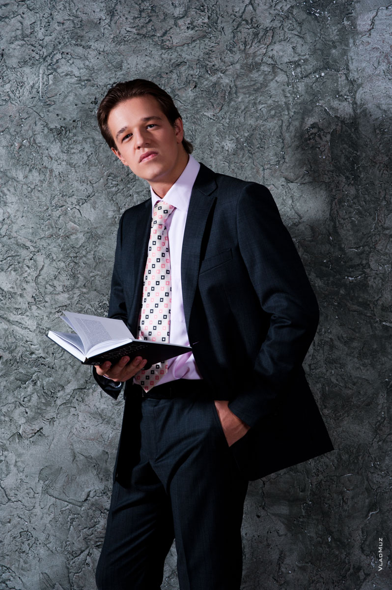 Деловой бизнес портрет мужчины в костюме, с книгой в руке