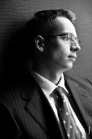 Черно-белое фото делового мужчины в очках, смотрящего в сторону
