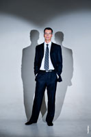 Деловой фото портрет мужчины в костюме в полный рост в студии, и две тени сзади
