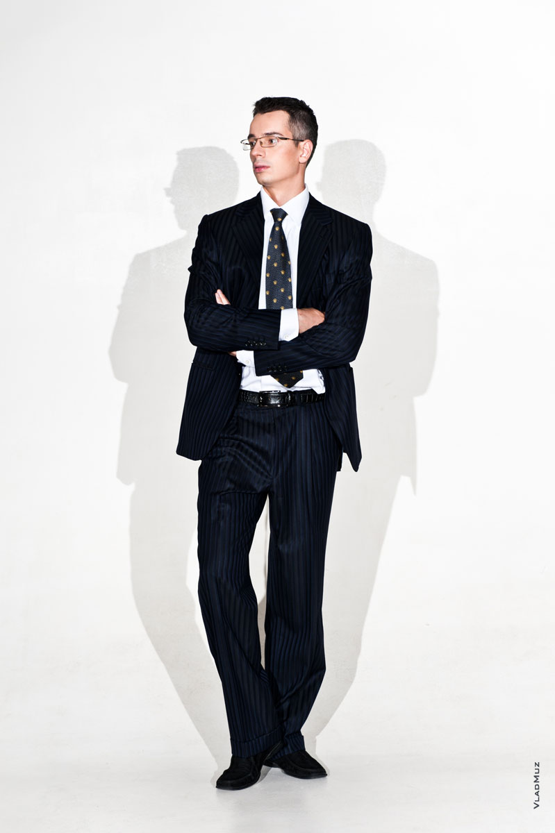 Фотопортрет делового мужчины в очках, в костюме, в полный рост, на белом фоне